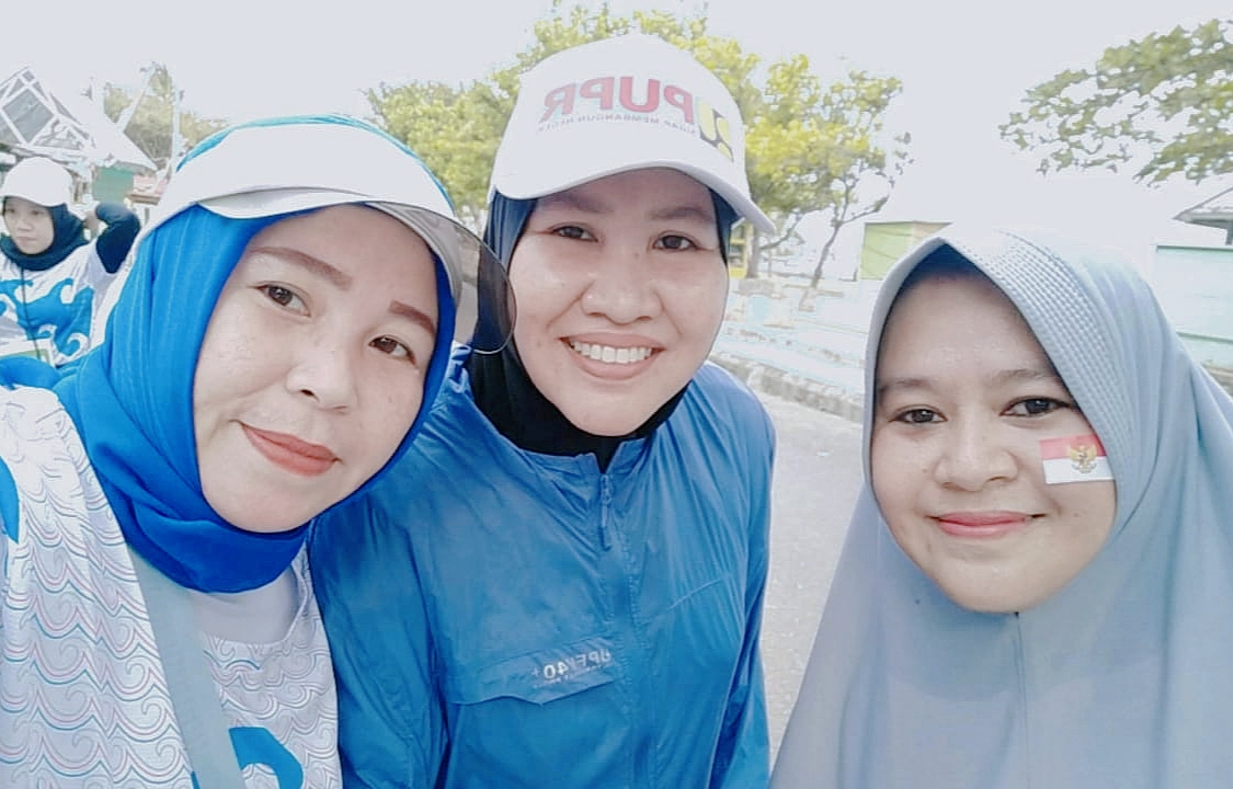 Peserta Majene Run 2025, berlomba sambil selfie.